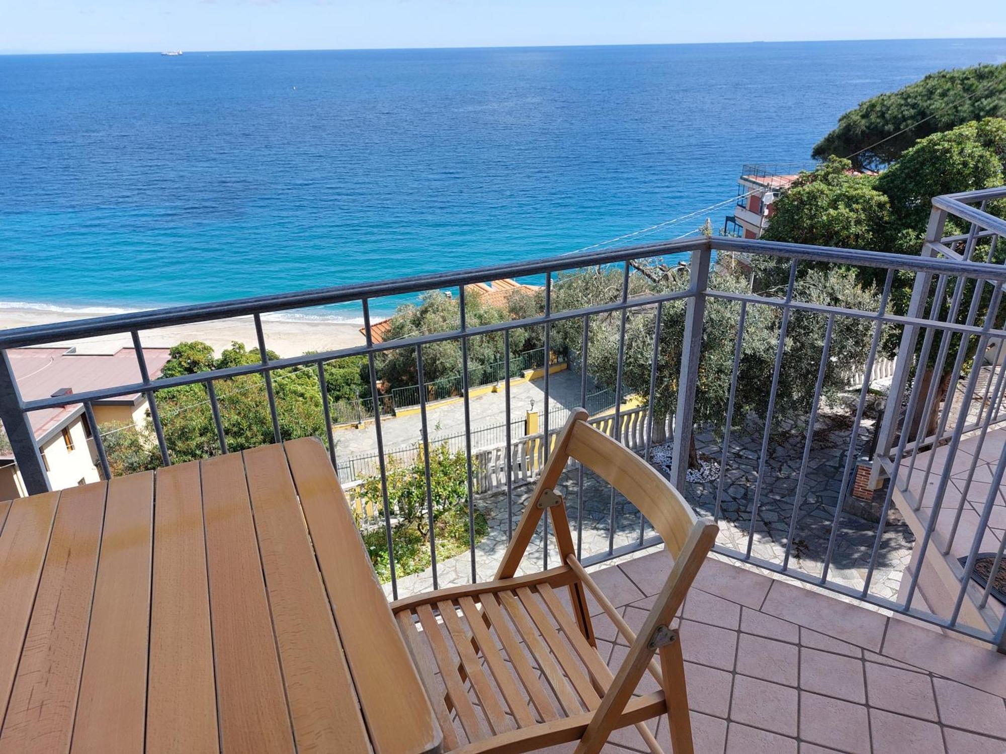 Una Finestra Sul Mare Home 1 Берджеджи Екстериор снимка